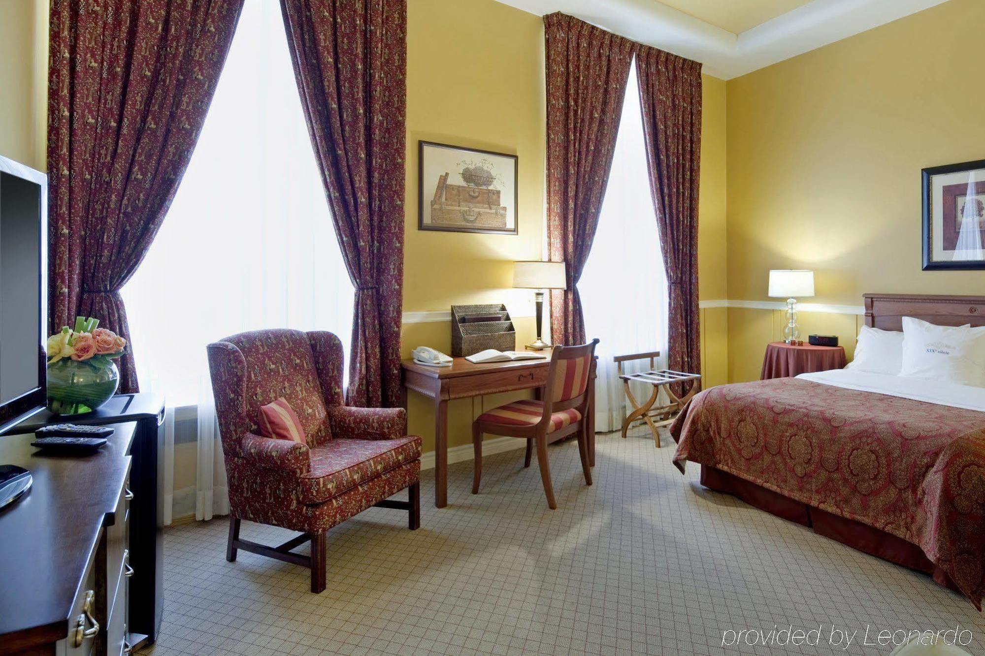 Lhotel Montreal Room photo